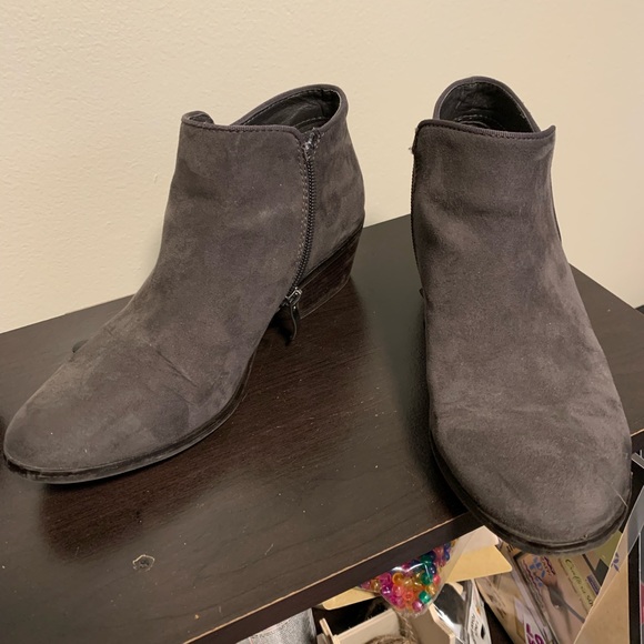 All size 7 or 7.5. Many new, as pictured with boxes. Prices $30 new, $15 used. - Picture 6 of 13